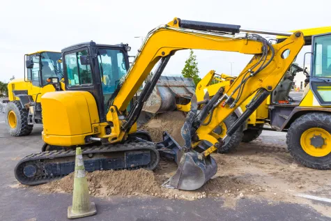 Mucolli KG (Mucolli Dach und Abdichtungstechnik), Bagger mieten, Baumaschinenverleih